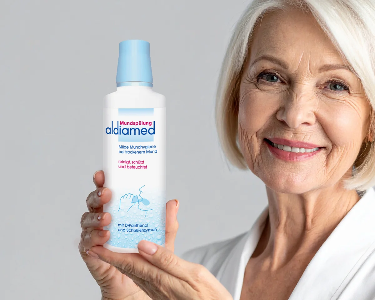 Frau mit aldiamed Mundspülung